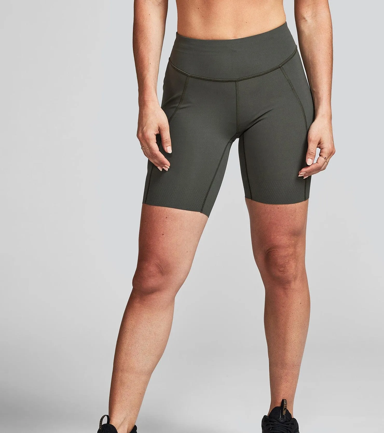 Janji Women's 7 inch Pace Short in Carbon AW24